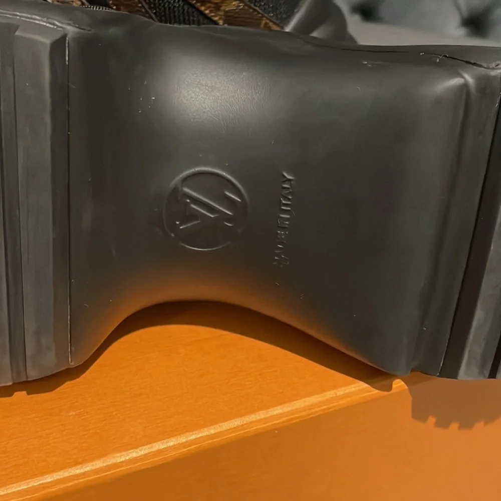 Louis Vuitton - Picture 6 of 11